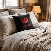 Kissen GIG auf einem Bett mit heller Bettwäsche